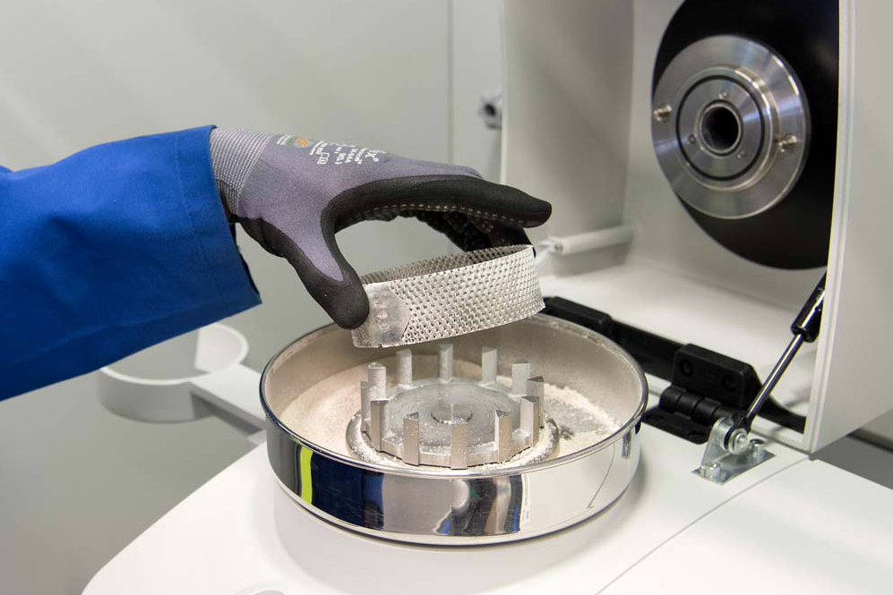 Bild: Zentrifugalmühle mit der Möglichkeit für verschiedene Siebeinsätze Bild: Zentrifugalmühle mit der Möglichkeit für verschiedene Siebeinsätze